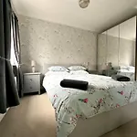 Stylish Village Townhouse W/ Parking - Near & York