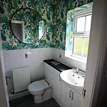 Stylish Village Townhouse W/ Parking - Near & York Сasa de vacaciones Leeds (West Yorkshire)