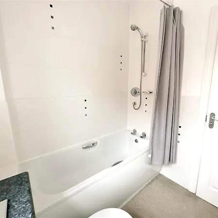 Stylish Village Townhouse W/ Parking - Near & York Дом отдыха