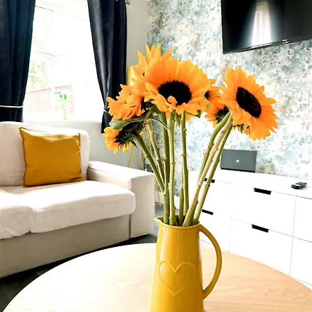 Дом отдыха Stylish Village Townhouse W/ Parking - Near & York Лидс