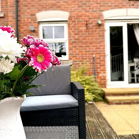 Stylish Village Townhouse W/ Parking - Near & York