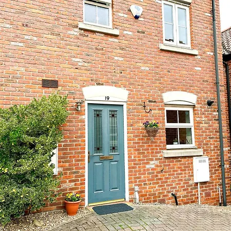 Stylish Village Townhouse W/ Parking - Near & York Semesterbostad *