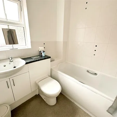 Дом отдыха Stylish Village Townhouse W/ Parking - Near & York Лидс