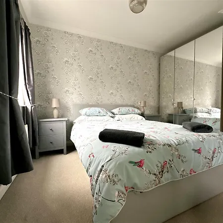 Stylish Village Townhouse W/ Parking - Near & York