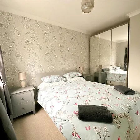 Stylish Village Townhouse W/ Parking - Near & York Дом отдыха Лидс