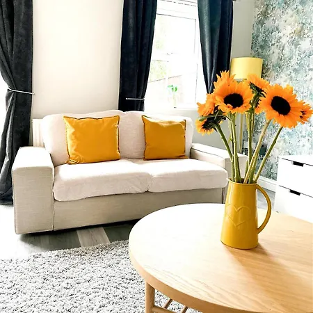 Stylish Village Townhouse W/ Parking - Near & York Лидс