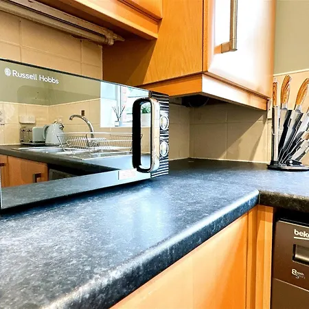 Stylish Village Townhouse W/ Parking - Near & York * Λιντς