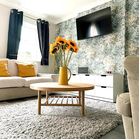 Stylish Village Townhouse W/ Parking - Near & York Holiday home