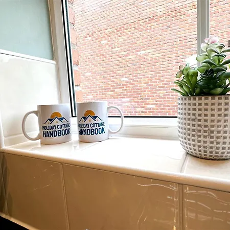 Дом отдыха Stylish Village Townhouse W/ Parking - Near & York Лидс