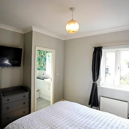 Stylish Village Townhouse W/ Parking - Near & York Holiday home