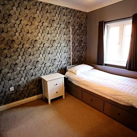 Stylish Village Townhouse W/ Parking - Near & York *