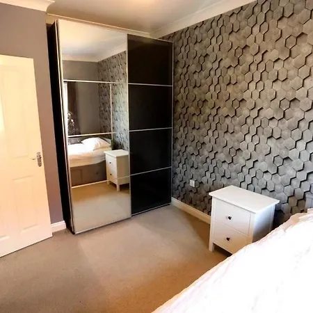 Stylish Village Townhouse W/ Parking - Near & York