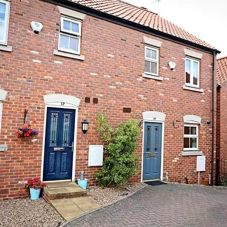 Stylish Village Townhouse W/ Parking - Near & York * Лидс