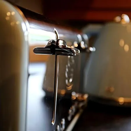 Stylish Village Townhouse W/ Parking - Near & York