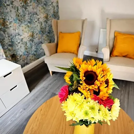 Semesterbostad Stylish Village Townhouse W/ Parking - Near & York Leeds (West Yorkshire)