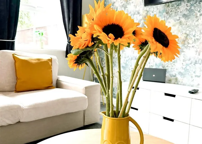 בית נופש Stylish Village Townhouse W/ Parking - Near & York לידס