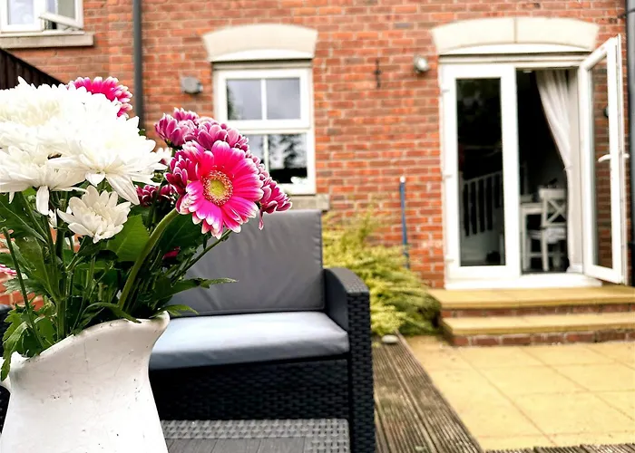 Stylish Village Townhouse W/ Parking - Near & York