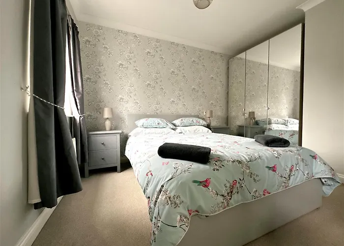 Stylish Village Townhouse W/ Parking - Near & York