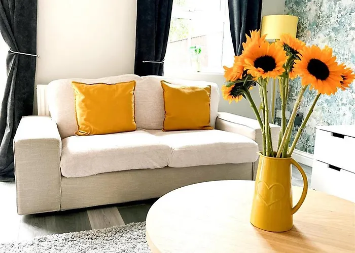 Stylish Village Townhouse W/ Parking - Near & York Λιντς