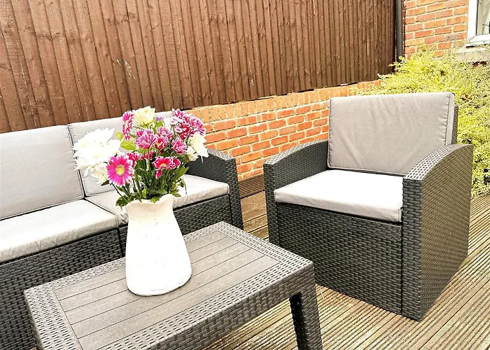 Stylish Village Townhouse W/ Parking - Near & York