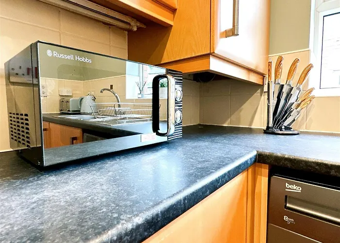 Stylish Village Townhouse W/ Parking - Near & York * לידס