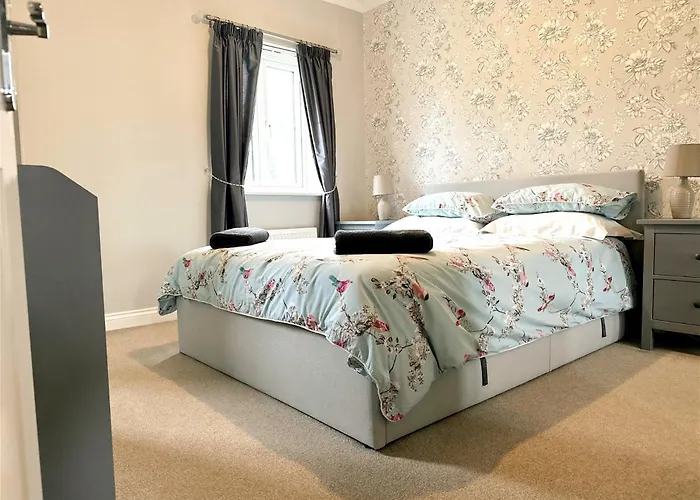 Stylish Village Townhouse W/ Parking - Near & York Semesterbostad Leeds (West Yorkshire)