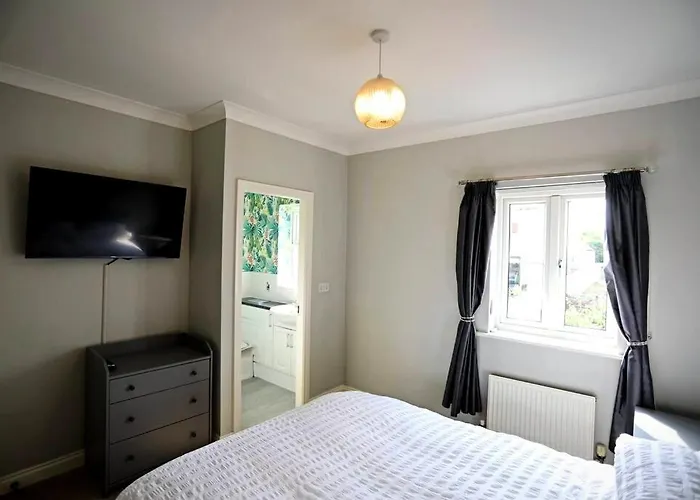 Stylish Village Townhouse W/ Parking - Near & York Semesterbostad