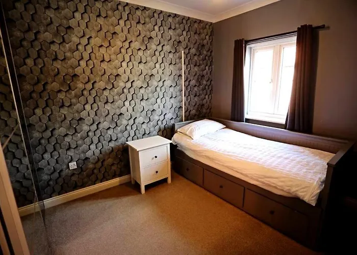 Stylish Village Townhouse W/ Parking - Near & York *