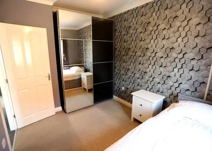 Stylish Village Townhouse W/ Parking - Near & York