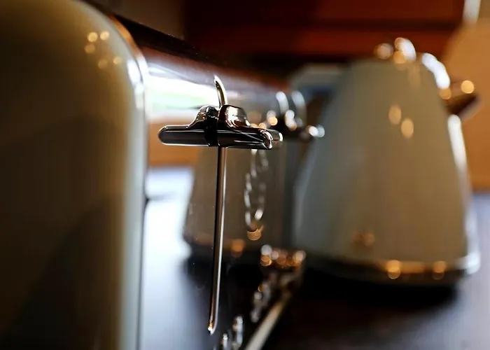 Stylish Village Townhouse W/ Parking - Near & York