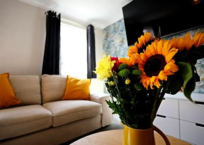 Semesterbostad Stylish Village Townhouse W/ Parking - Near & York *