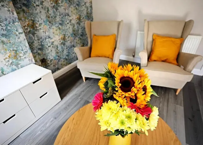 בית נופש Stylish Village Townhouse W/ Parking - Near & York לידס