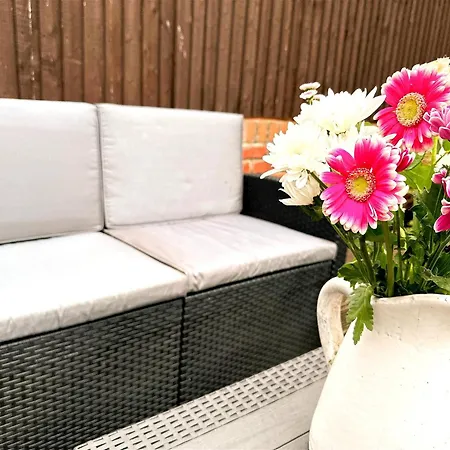 Stylish Village Townhouse W/ Parking - Near & York Дом отдыха