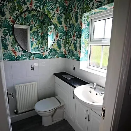 Stylish Village Townhouse W/ Parking - Near & York Дом отдыха Лидс